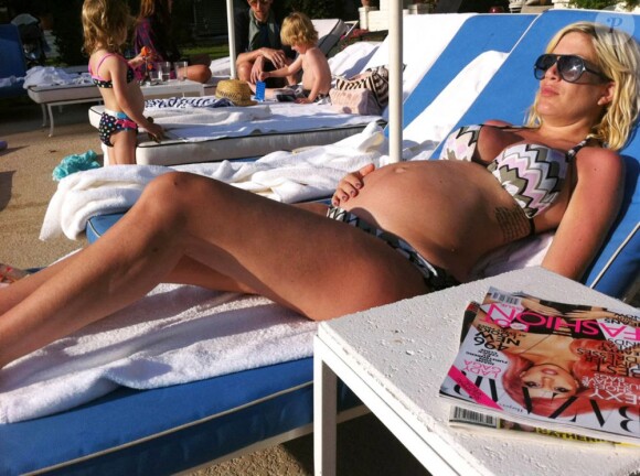 Tori Spelling enceinte, à Palm Springs, avec son tatouage dédié à son mari Dean, le 3 mai 2011