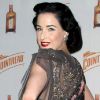 Dita Von Teese présente son cocktail "The Cointreau Margadita", à Los Angeles, le 5 mai 2011.