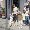 Angelina Jolie, Brad Pitt et leurs six enfants : Maddox, Pax, Zahara, Shiloh, Vivienne et Knox, à la Nouvelle Orléans le 20 mars 2011