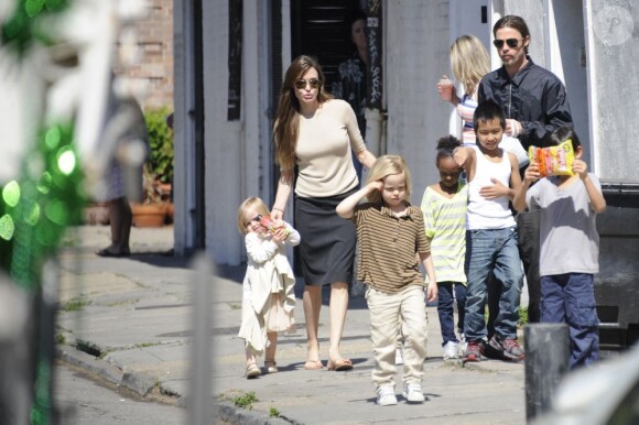 Angelina Jolie, Brad Pitt et leurs six enfants : Maddox, Pax, Zahara, Shiloh, Vivienne et Knox, à la Nouvelle Orléans le 20 mars 2011