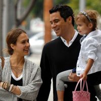 Jessica Alba : Enceinte, elle respire le bonheur avec son mari et leur fille !