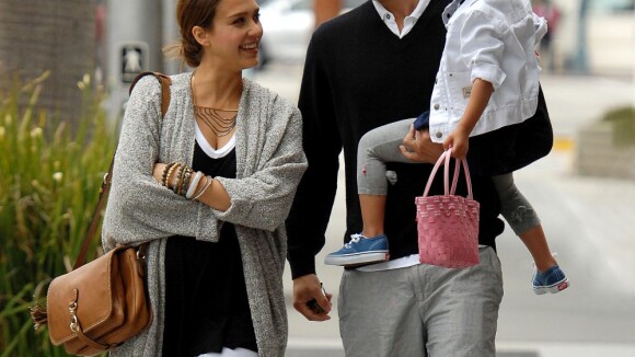Jessica Alba : Enceinte, elle respire le bonheur avec son mari et leur fille !