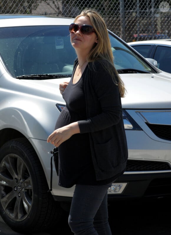 Alicia Silverstone, enceinte, est allée déjeuner avce une amie à Los Angeles en mars 2011