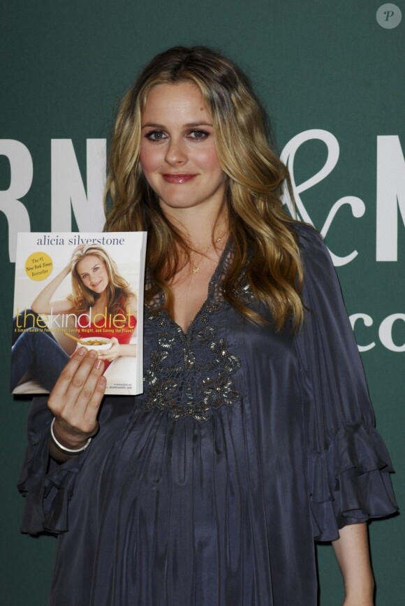 Alicia Silverstone, enceinte, présente son livre Alicia Silverstone: The Kind Diet en mars 2011 à Los Angeles