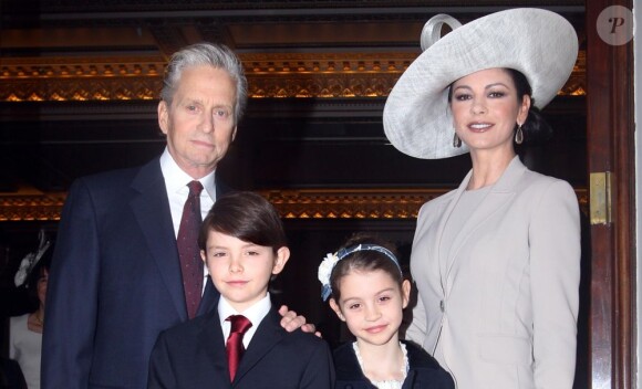 Michael Douglas, sa femme magnifique, Catherine Zeta-Jones, et leurs deux enfants, à Londres le 24 février 2011