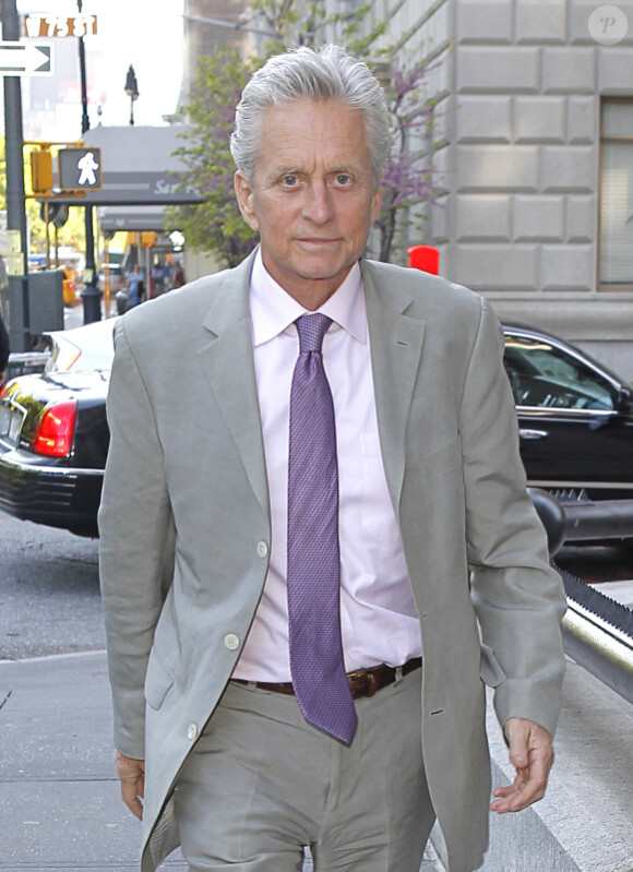Michael Douglas dans les rues de New-York le 9 mai 2011