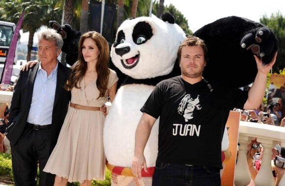 Dustin Hoffman, la superbe Angelina Jolie et Jack Black à l'occasion du photocall de Kung Fu Panda 2, dans le cadre du 64e Festival de Cannes, le 12 mai 2011.