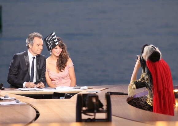 Charlotte Le Bon et Michel Denisot face à Lady Gaga, sur le plateau du Grand Journal de Canal +, le 11 mai 2011.