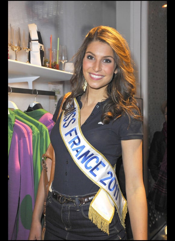 Laury Thilleman (Miss France 2011) lors de l'inauguration de la boutique Lacoste en avril 2011
 
