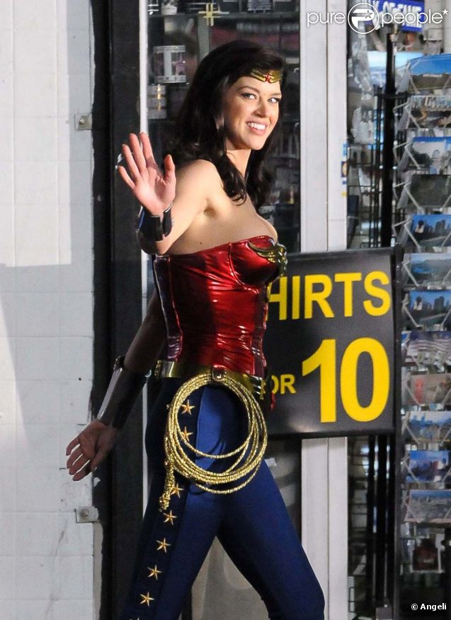 Adriane Palicki sur le tournage de Wonder Woman , à Los Angeles, le 30 mars