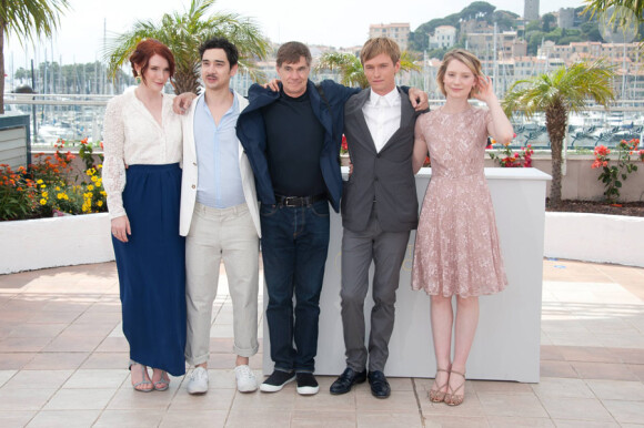 Bryce Dallas Howard, Jason Lew, Gus Van Sant, Henry Hopper et Mia Wasikowska lors du photocall du film Restless le 13 mai 2011 au festival de Cannes