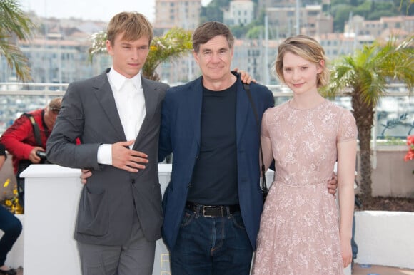 Henry Hopper, Gus Van Sant et Mia Wasikowska lors du photocall du film Restless le 13 mai 2011 au festival de Cannes
