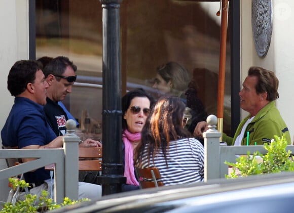 Arnold Schwarzenegger est allé déjeuner avec des amis au Pain Quotidien à Brentwood, Los Angeles, le 11 mai 2010