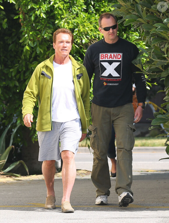 Arnold Schwarzenegger est allé déjeuner avec des amis au Pain Quotidien à Brentwood, Los Angeles, le 11 mai 2010