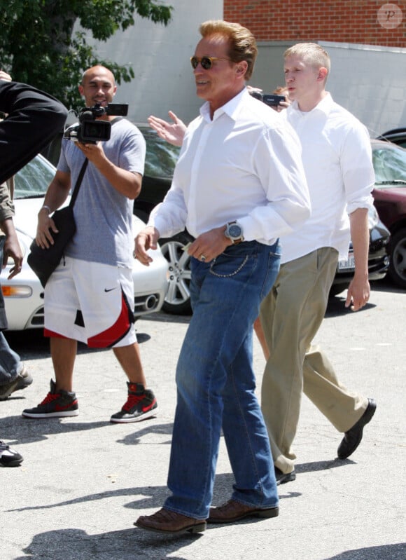 Arnold Schwarzenegger profite de ses amis à Los Angeles après un déjeuner au Pain Quotidien de Brentwood le 11 mai 2011