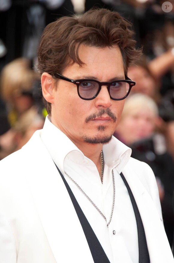 Johnny Depp lors de la projection de Pirates des Caraïbes, La Fontaine de Jouvence, le samedi 14 mai 2011. L'acteur s'est coupé les cheveux et arbore un costume élégant noir et blanc !