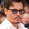 Johnny Depp lors de la projection de Pirates des Caraïbes, La Fontaine de Jouvence, le samedi 14 mai 2011. L'acteur s'est coupé les cheveux et arbore un costume élégant noir et blanc !