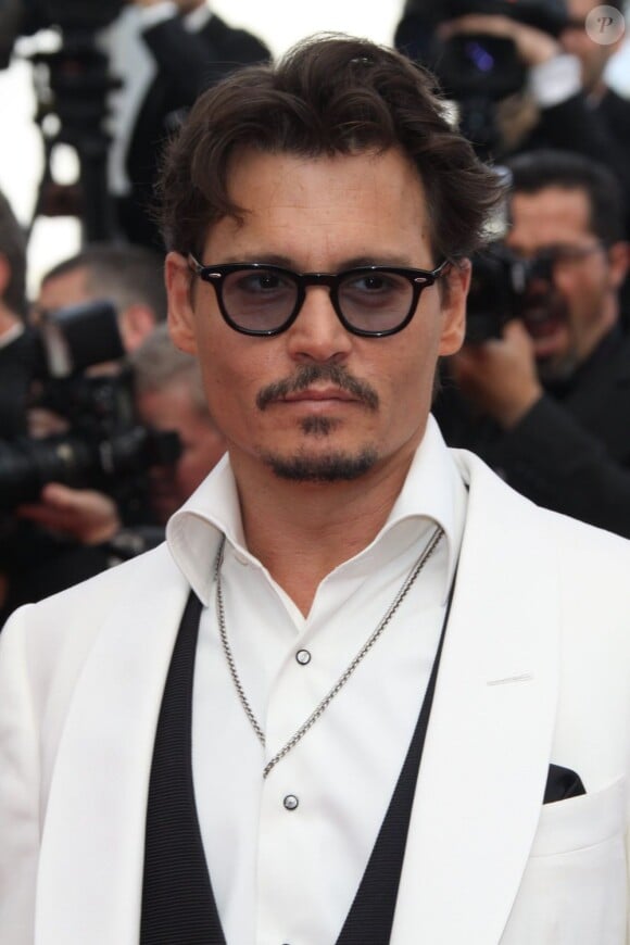Johnny Depp monte les marches du 64e festival de Cannes. 14 mai 2011