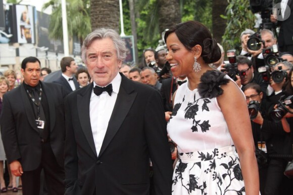 Robert de Niro, président du jury, et son épouse Grace lors de la montée des marches du 64e festival de Cannes, à l'occasion de la projection du film Pirates des Caraïbes, la Fontaine de Jouvence.