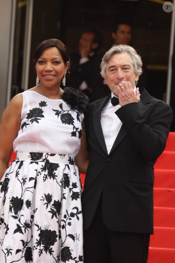 Robert de Niro, président du jury, et son épouse Grace lors de la montée des marches du 64e festival de Cannes, à l'occasion de la projection du film Pirates des Caraïbes, la Fontaine de Jouvence.