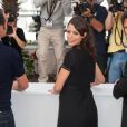 Jean Dujardin et Bérénice Bejo lors du photocall de The Artist, du réalisateur  Michel Hazanavicius (présent également), présenté le 15 mai 2011, au festival de Cannes.