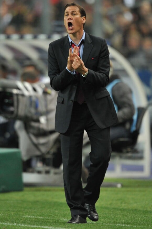 L'entraîneur de Lille (LOSC), Rudi Garcia, motive ses troupes, lors du match de Coupe de France opposant le Paris Saint-Germain à Lille, au Stade de France, samedi 14 mai 2011.