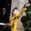 Lady Gaga distribue des friandises à ses fans venus l'attendre devant son hôtel à Londres le 14 mai 2011