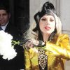 Lady Gaga distribue des friandises à ses fans venus l'attendre devant son hôtel à Londres le 14 mai 2011