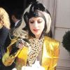Lady Gaga distribue des friandises à ses fans venus l'attendre devant son hôtel à Londres le 14 mai 2011