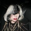 Lady Gaga est assaillie par les fans lors de son arrivée à l'hôtel à Londres le 15 mai 2011