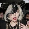 Lady Gaga est assaillie par les fans lors de son arrivée à l'hôtel à Londres le 15 mai 2011