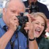 Charlotte Rampling, très complice avec Peter Lindbergh lors du photocall de The Look à Cannes le 16 mai 2011