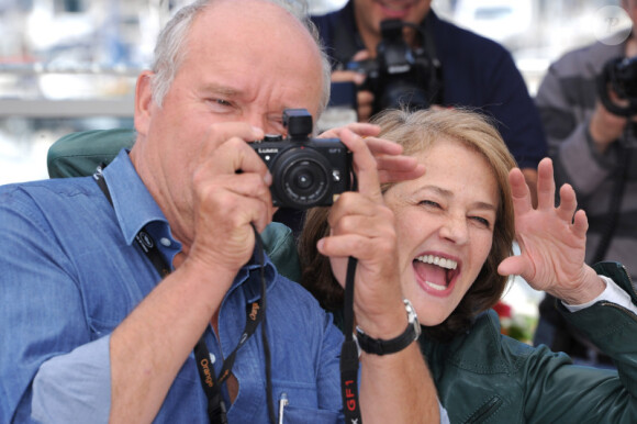 Charlotte Rampling, très complice avec Peter Lindbergh lors du photocall de The Look à Cannes le 16 mai 2011