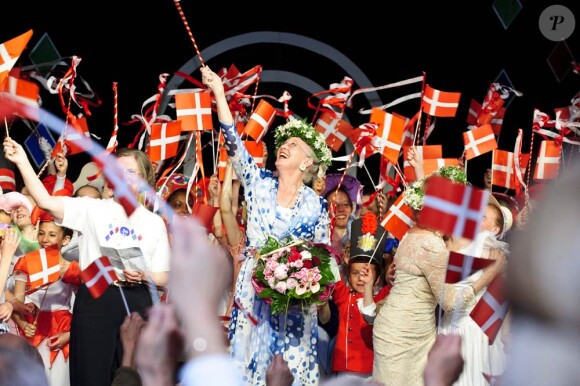 Dimanche 15 mai 2011, la reine Margrethe de Danemark contribuait activement au succès du gala de son amie Susanne Heering !