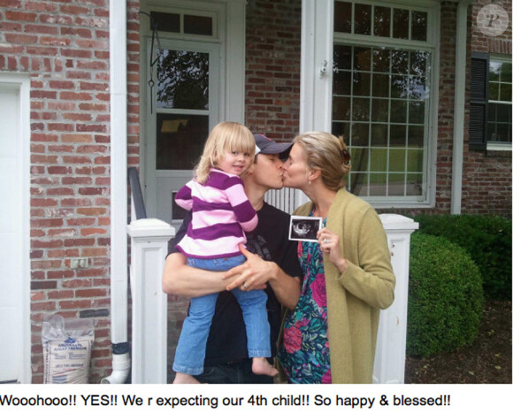Niki Taylor aposté sur Twitter une photo d'elle avec son mari et leur petite Ciel, l e19 mai 2011