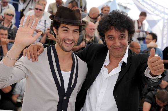 Tahar Rahim et Ismael Ferroukhi lors du photocall du film Les Hommes libres le 19 mai 2011 à Cannes