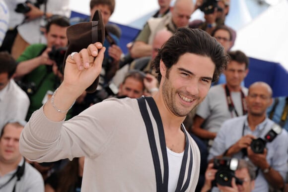 lors du photocall du film Les Hommes libres le 19 mai 2011 à Cannes