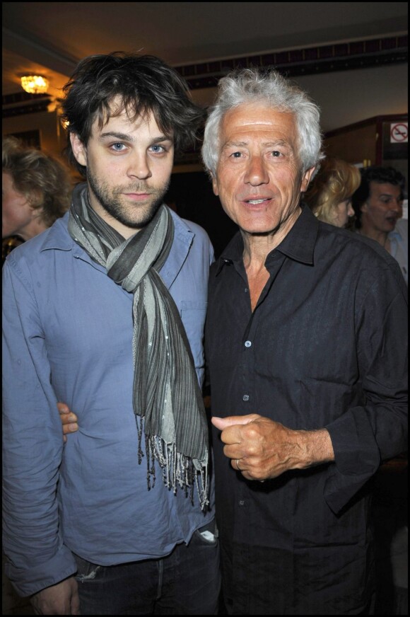 Arthur Jugnot et le metteur en scène Jean-Luc Moreau lors de la 250e représentation de la pièce Le Technicien, au théâtre du Palais-Royal, à Paris, le 18 mai 2011.