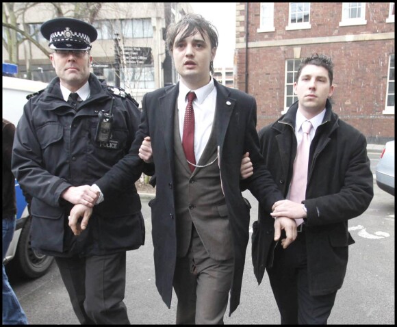 Pete Doherty entre deux policiers !