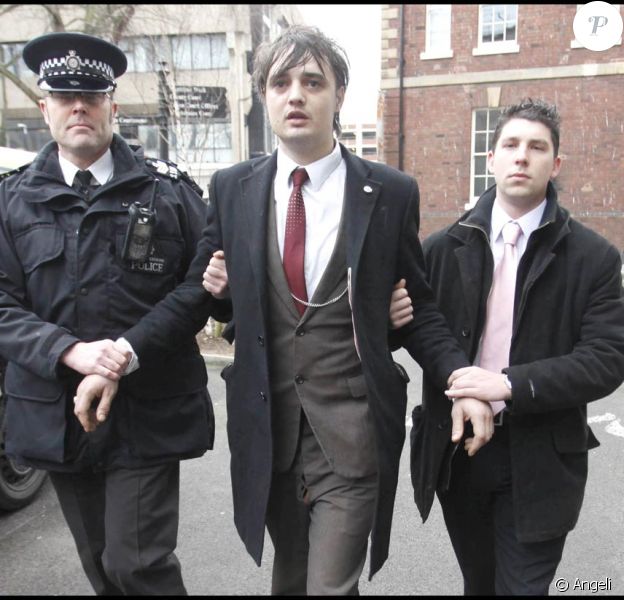 Pete Doherty entre deux policiers !