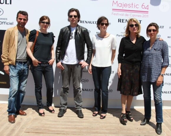 L'équipe du film Pourquoi tu pleures ?, Eric Lartigau, Valérie Donzelli, Benjamin Biolay, Katia Lewkowicz, Nicole Garcia et Sarah Adler sur la plage du Majestic 64 à Cannes le 20 mai 2011