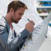 Ryan Gosling sur la terrace Nikki Beach à Cannes le 20 mai 2011, signant le Mathusalem de Maison Vendôme qui sera vendu aux enchères par la Fondation Quintessentially