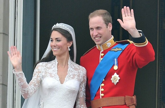 Le prince William et son épouse Catherine, duchesse de Cambridge, sont de retour de leur lune de miel privée sur North Island, aux Seychelles, a annoncé le Palais Saint-James le 21 mai 2011.