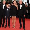 Les frères Dardenne, Thomas Doret et Cecile de France sur le tapis rouge de Cannes le 22 mai 2011