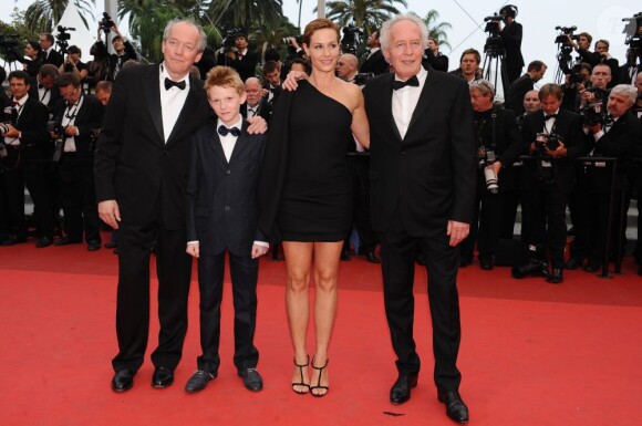 Les frères Dardenne, Thomas Doret et Cecile de France sur le tapis rouge de Cannes le 22 mai 2011