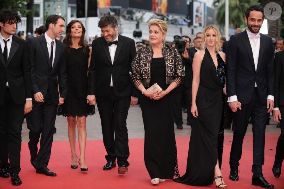 Catherine Deneuve, Ludivine Sagnier, Chiara Mastroianni et l'équipe du film Les Bien-Aimés sur le tapis rouge de Cannes le 22 mai 2011