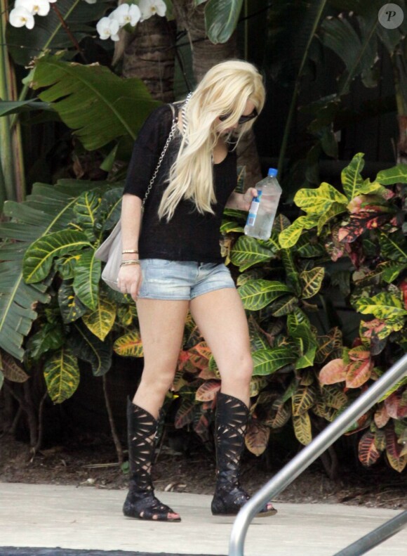 Après quelques heures sous le soleil de Floride, Lindsay Lohan quitte la piscine. Miami, 22 mai 2011