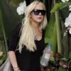 Lindsay Lohan a pris du bon temps avec ses proches au bord d'une piscine de Miami, le 22 mai 2011.
