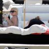 Lindsay Lohan a pris du bon temps avec ses proches au bord d'une piscine de Miami, le 22 mai 2011.