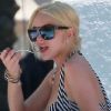 Lindsay Lohan prend du bon temps au bord d'une piscine. Miami, 22 mai 2011
